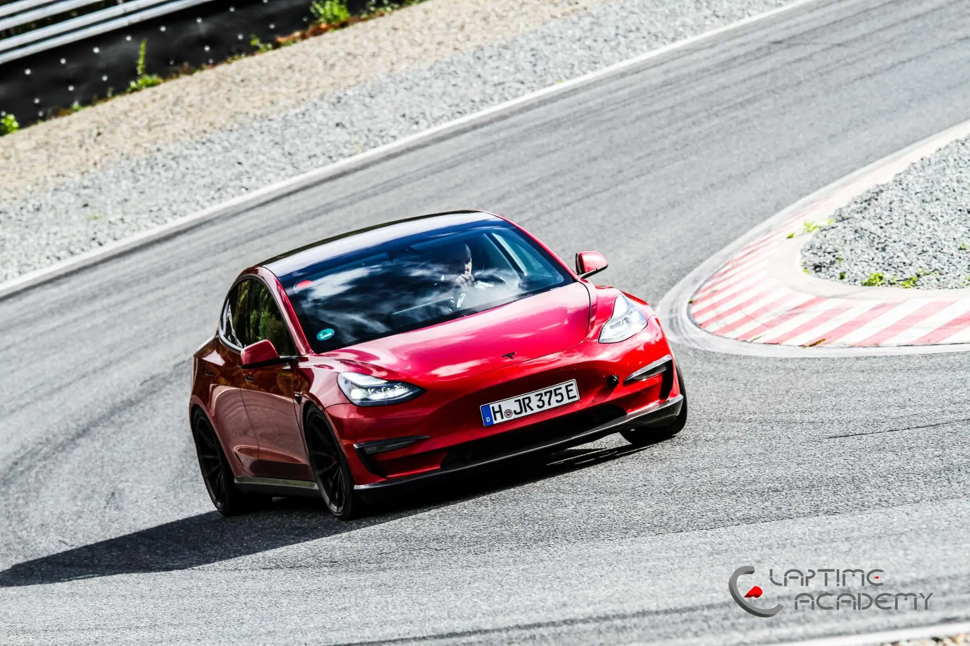 Rotes Tesla Model 3 Performance „Red Devil“ auf der Rennstrecke, Papenburg, 28. September 2024.