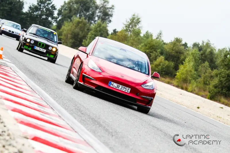 Rotes Tesla Model 3 auf der Rennstrecke, Papenburg, 2. September 2023.
