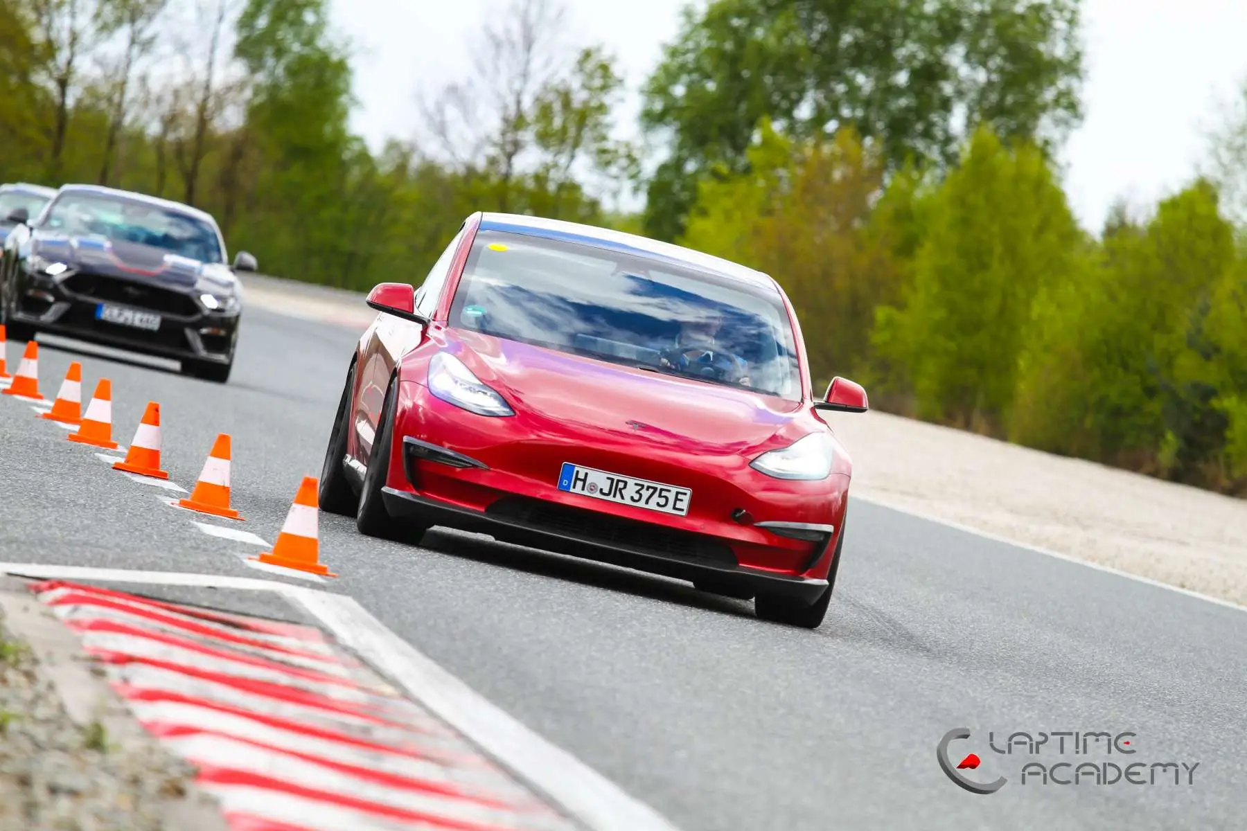 Rotes Tesla Model 3 Performance „Red Devil“ auf der Rennstrecke, Papenburg, 20. April 2024.