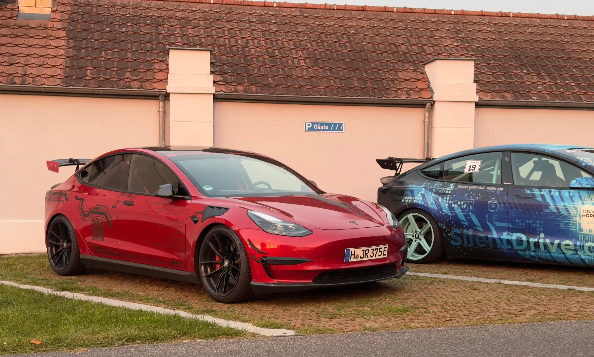 Rotes Tesla Model 3 Performance „Red Devil“, geparkt im Fahrerlager, Spreewaldring, 4. Oktober 2025.