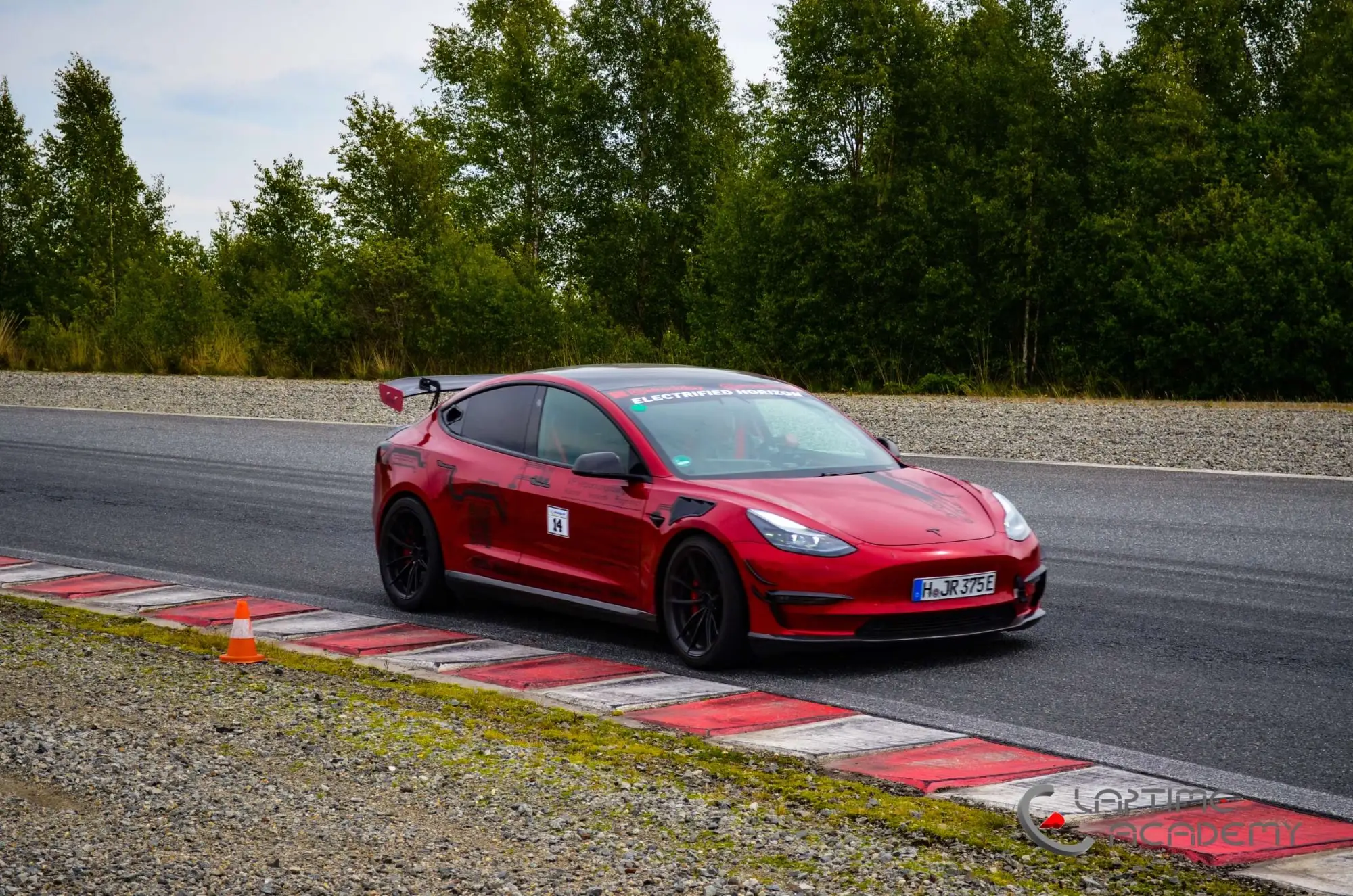 Rotes Tesla Model 3 Performance „Red Devil“ auf der Rennstrecke, Papenburg, 24. Mai 2025.