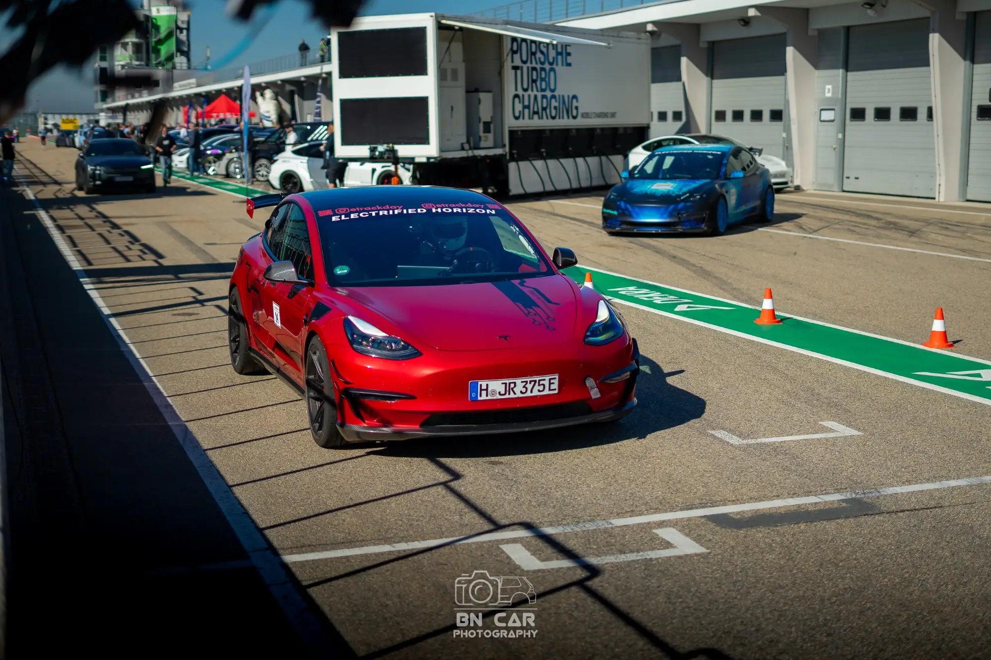 Rotes Tesla Model 3 Performance „Red Devil“, geparkt in der Boxengasse, Sachsenring, 26. April 2025. Foto: Ben Neumann.