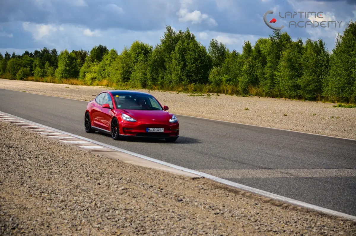 Tesla Model 3 auf der Rennstrecke, Papenburg, 21. Mai 2022.