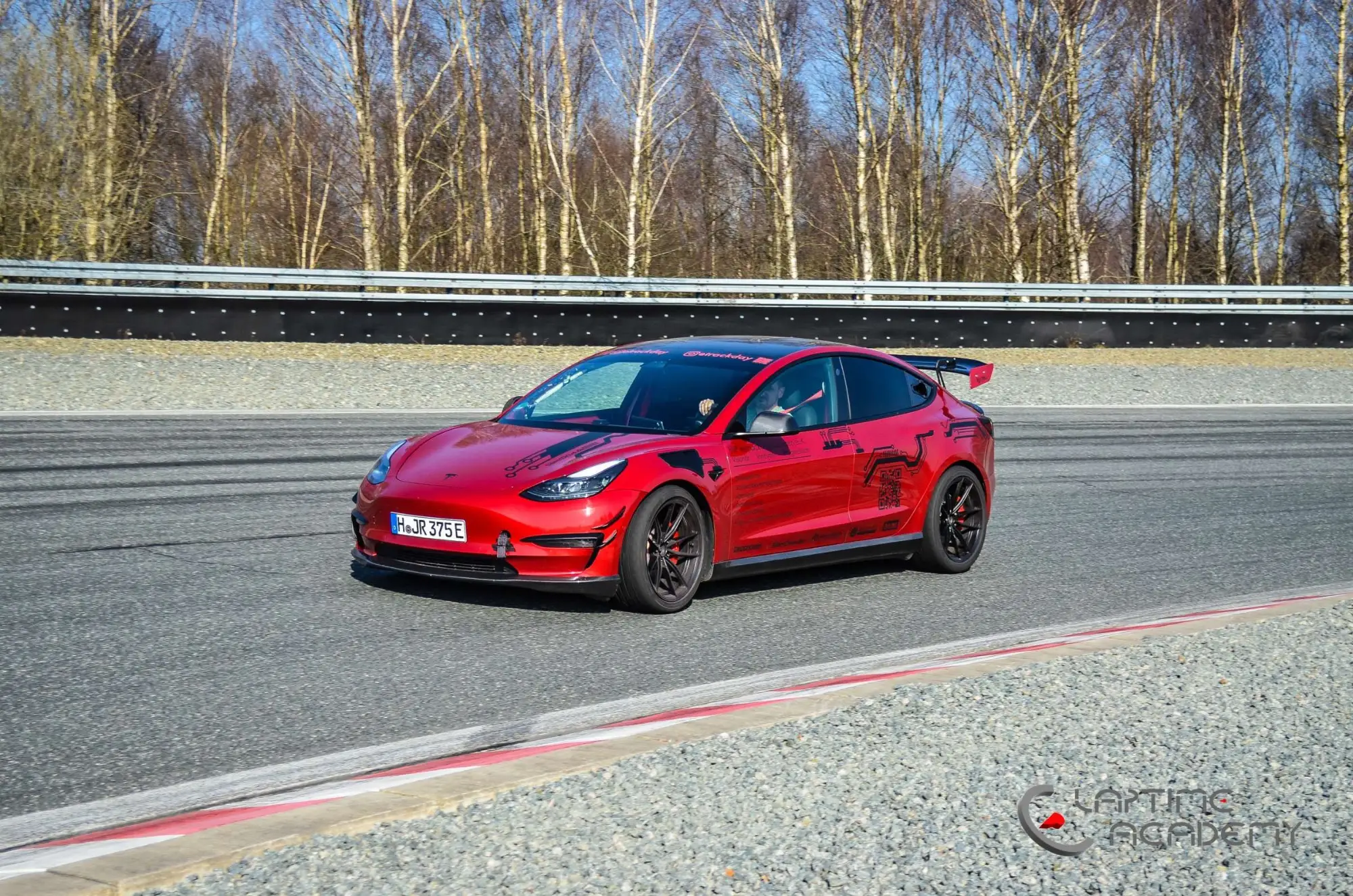 Rotes Tesla Model 3 Performance „Red Devil“ auf der Rennstrecke, Papenburg, 22. März 2025.