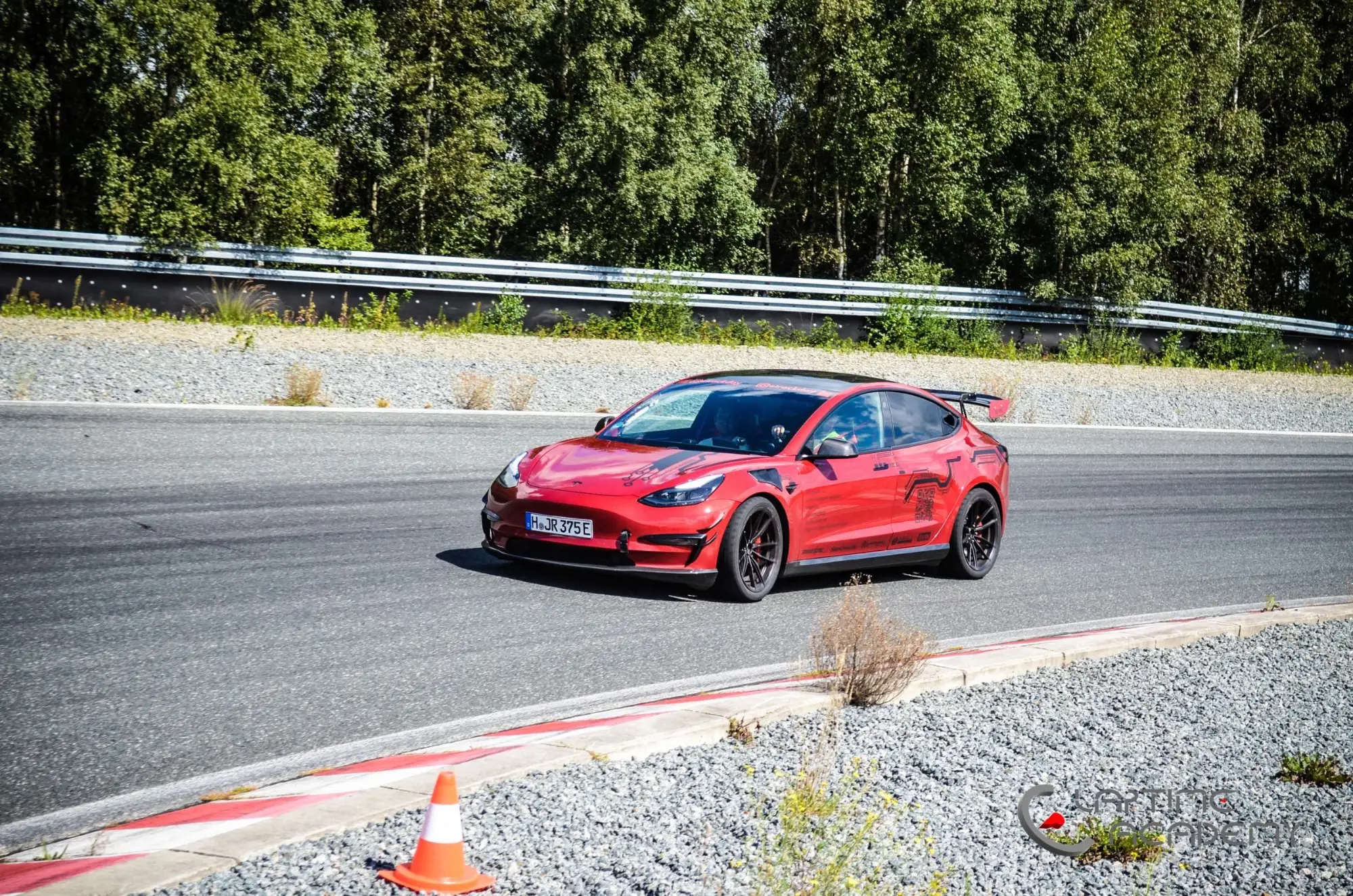 Rotes Tesla Model 3 Performance „Red Devil“ auf der Rennstrecke, Papenburg, 23. August 2025.