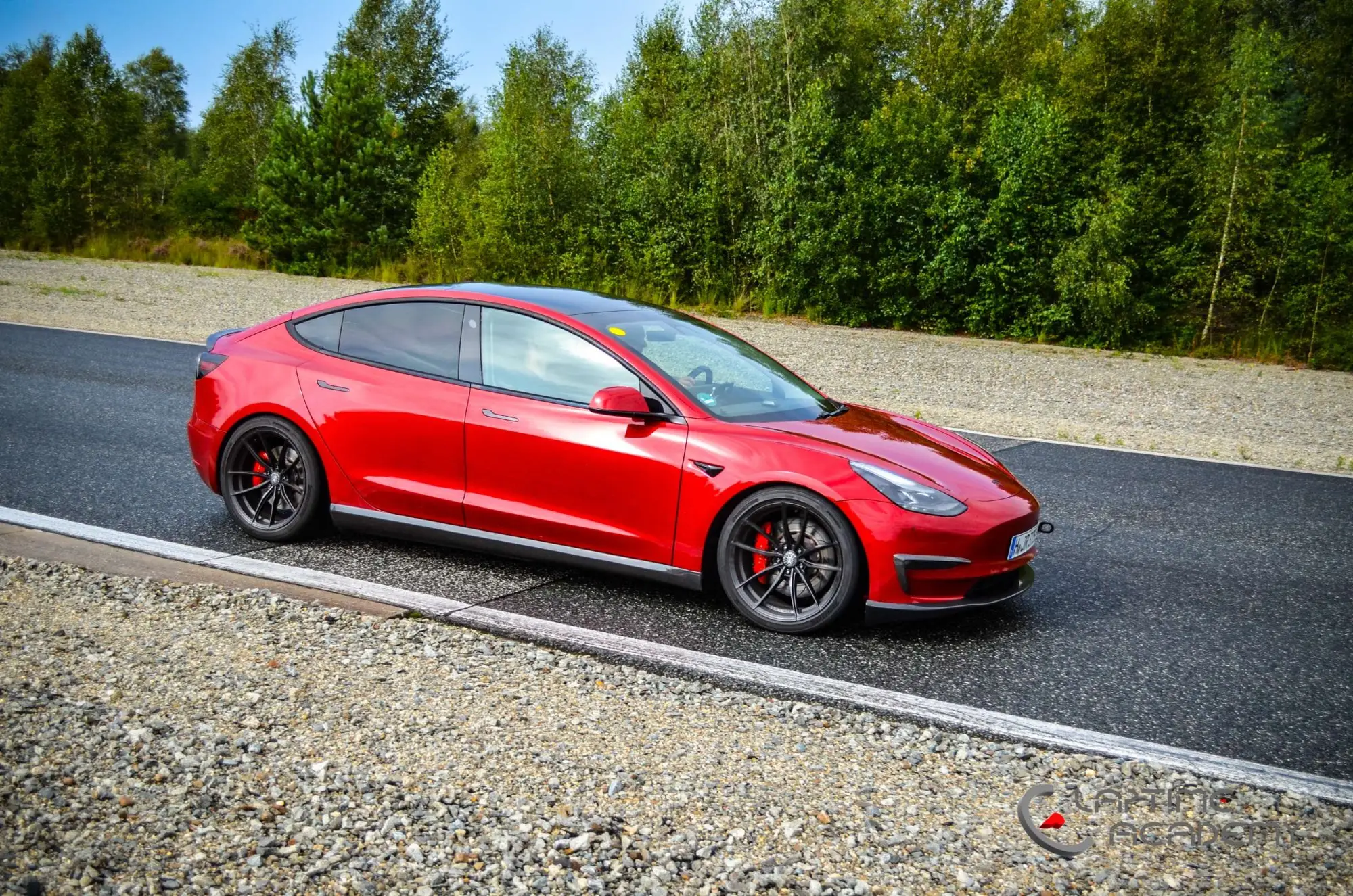 Rotes Tesla Model 3 Performance „Red Devil“ auf der Rennstrecke, Papenburg, 24. August 2024.