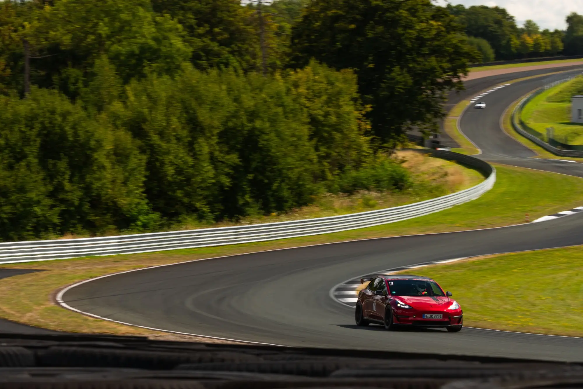Tesla Model 3 auf der Rennstrecke, Bilster Berg, 30. August 2025.