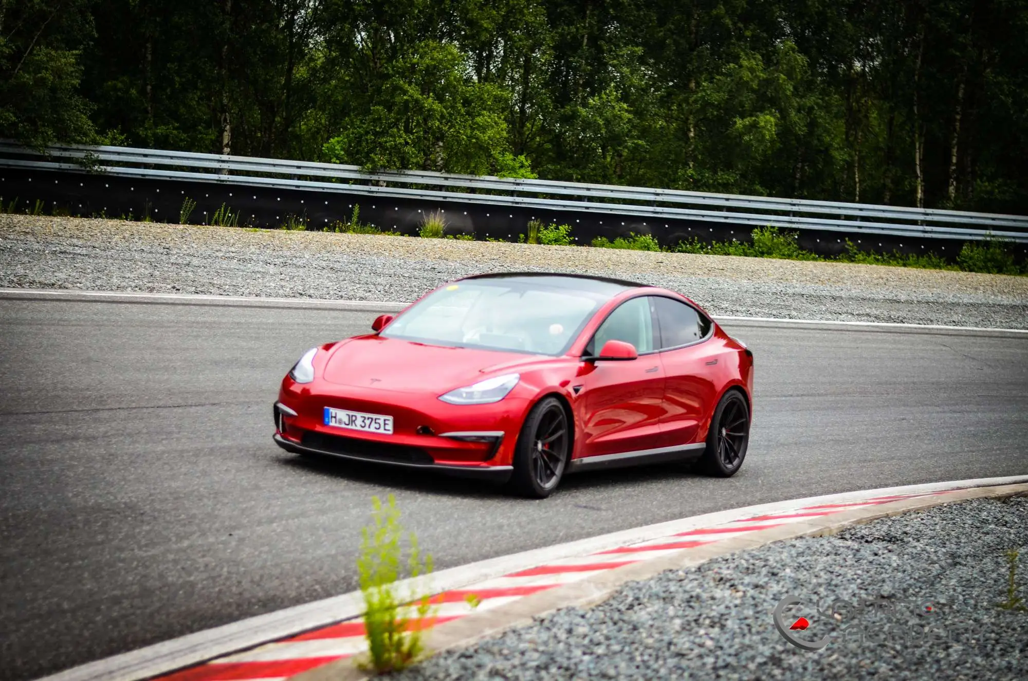 Rotes Tesla Model 3 Performance „Red Devil“ auf der Rennstrecke, Papenburg, 25. Mai 2024.