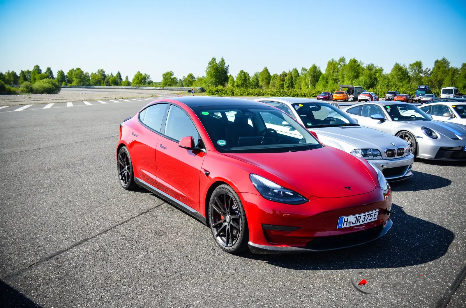 Rotes Tesla Model 3 Performance „Red Devil“, geparkt im Fahrerlager, Papenburg, 13. Mai 2023.