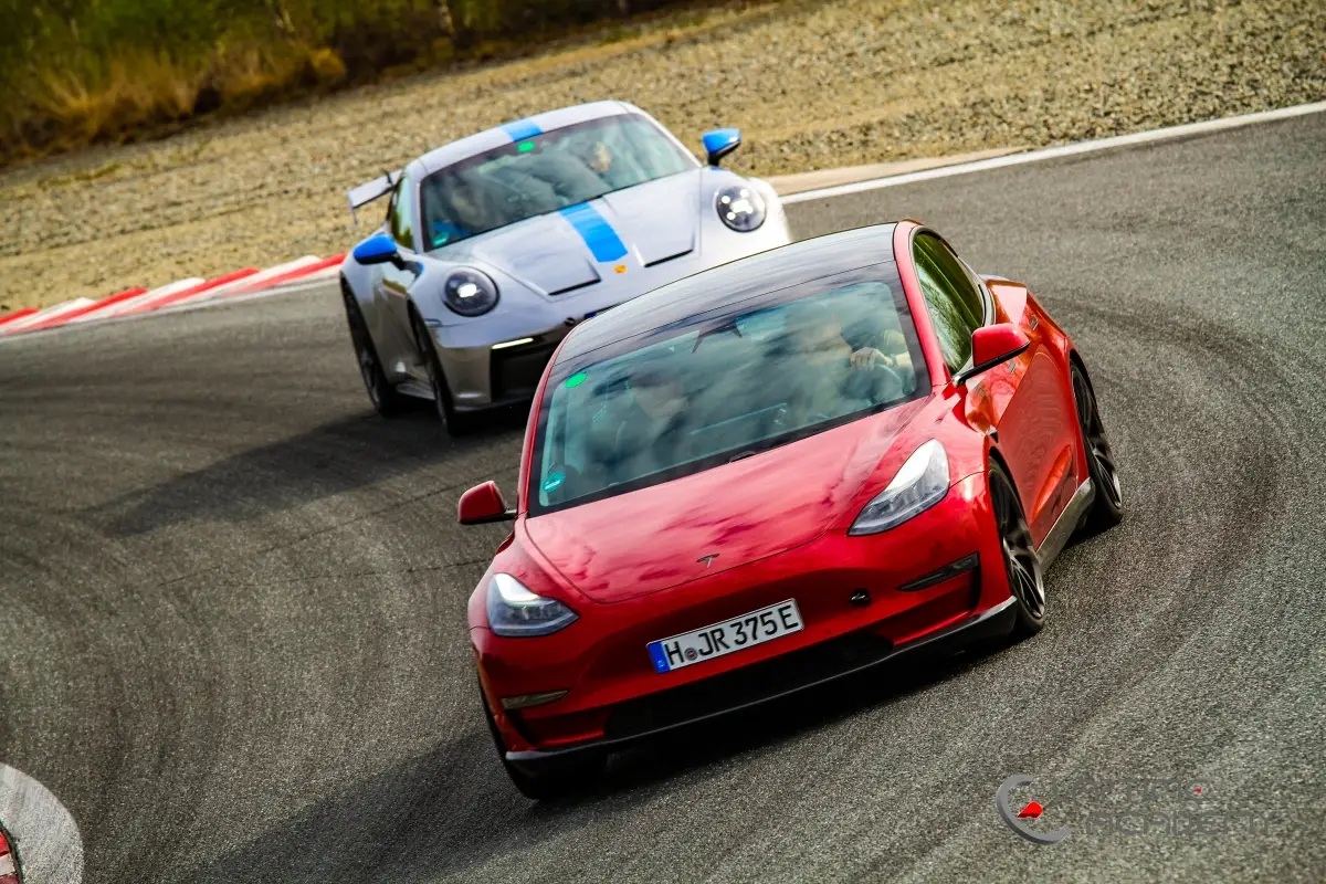Rotes Tesla Model 3 Performance „Red Devil“ auf der Rennstrecke, Papenburg, 22. April 2023.