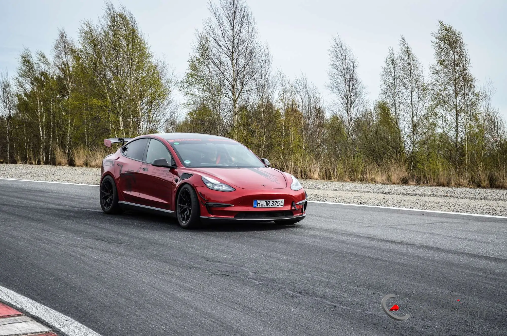 Rotes Tesla Model 3 Performance „Red Devil“ auf der Rennstrecke, Papenburg, 11. April 2026.