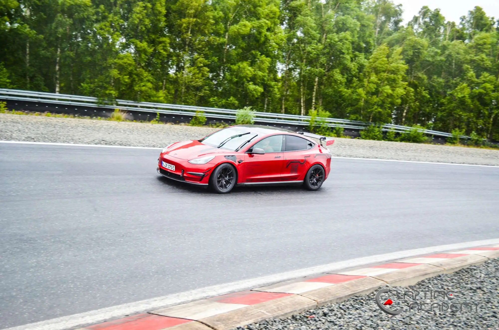 Rotes Tesla Model 3 Performance „Red Devil“ auf der Rennstrecke, Papenburg, 13. Juni 2026.