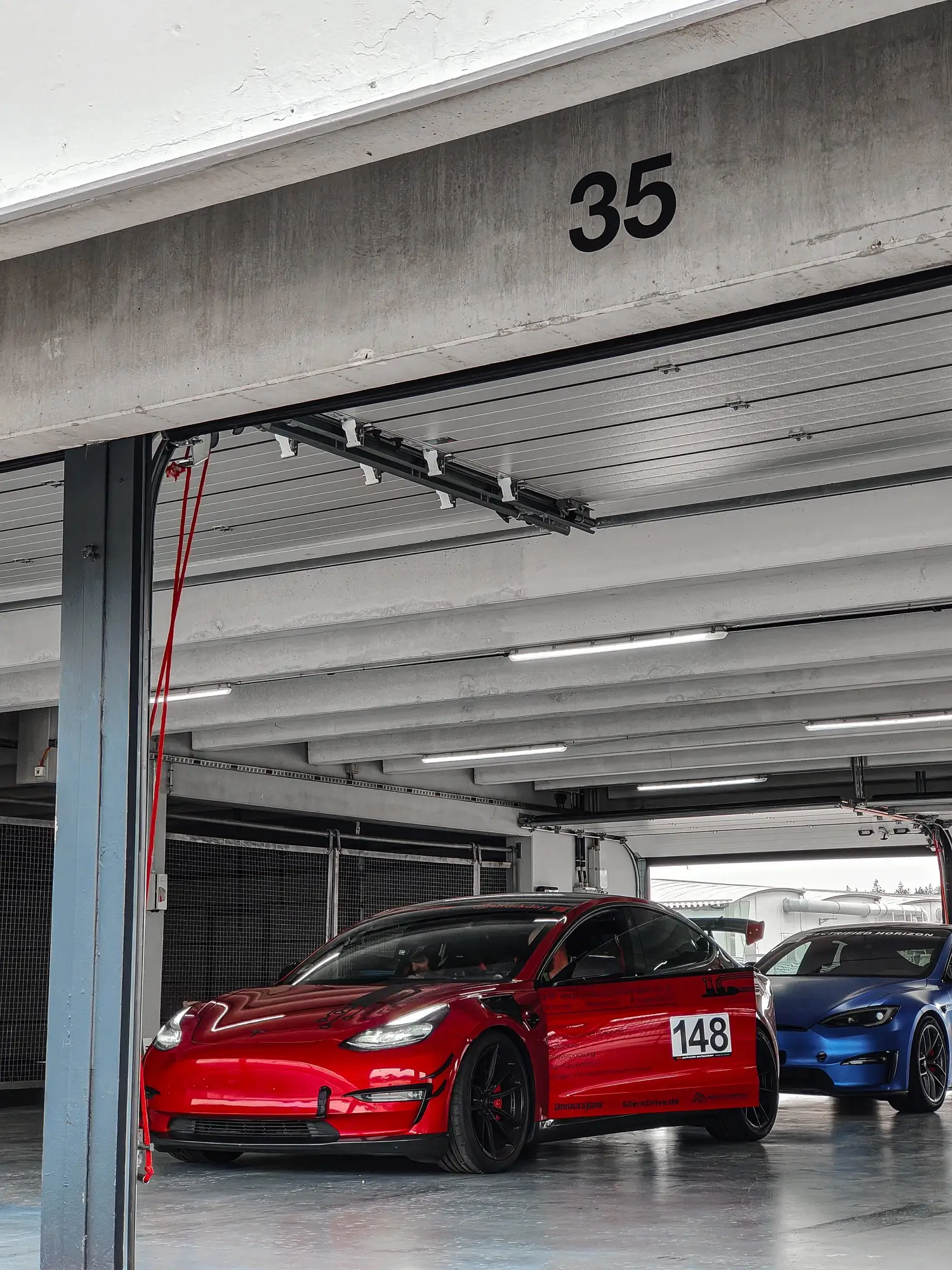 Rotes Tesla Model 3 Performance „Red Devil“ in der Box, Hockenheimring, 2. Juni 2025.
