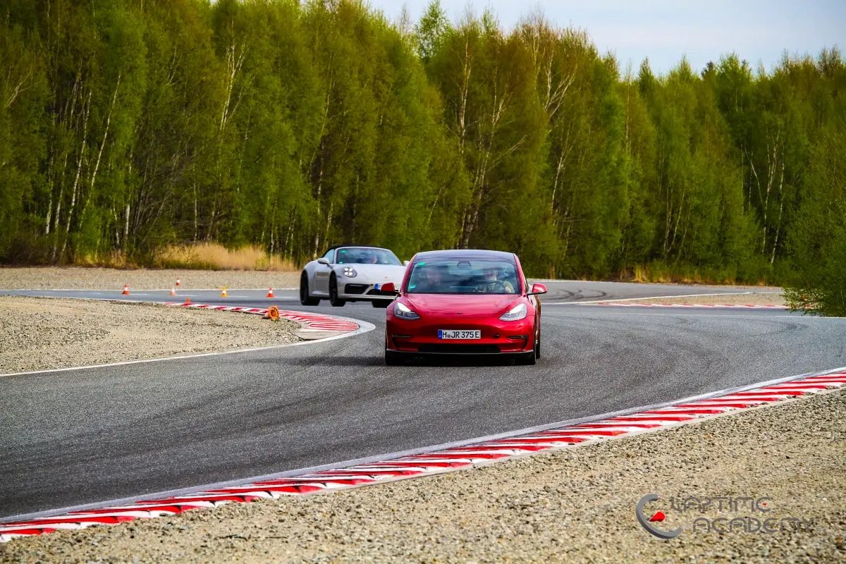 Tesla Model 3 auf der Rennstrecke, Papenburg, 22. April 2023.