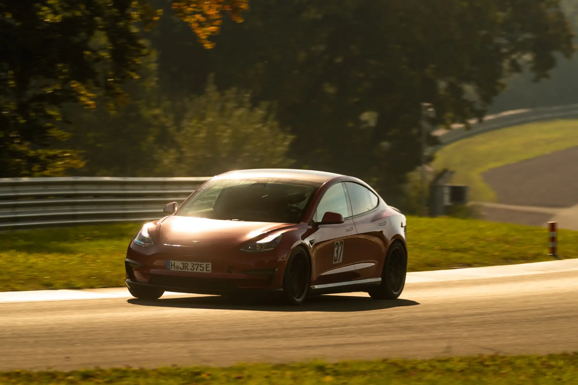 Tesla Model 3 auf der Rennstrecke, Bilster Berg, 22. September 2024.