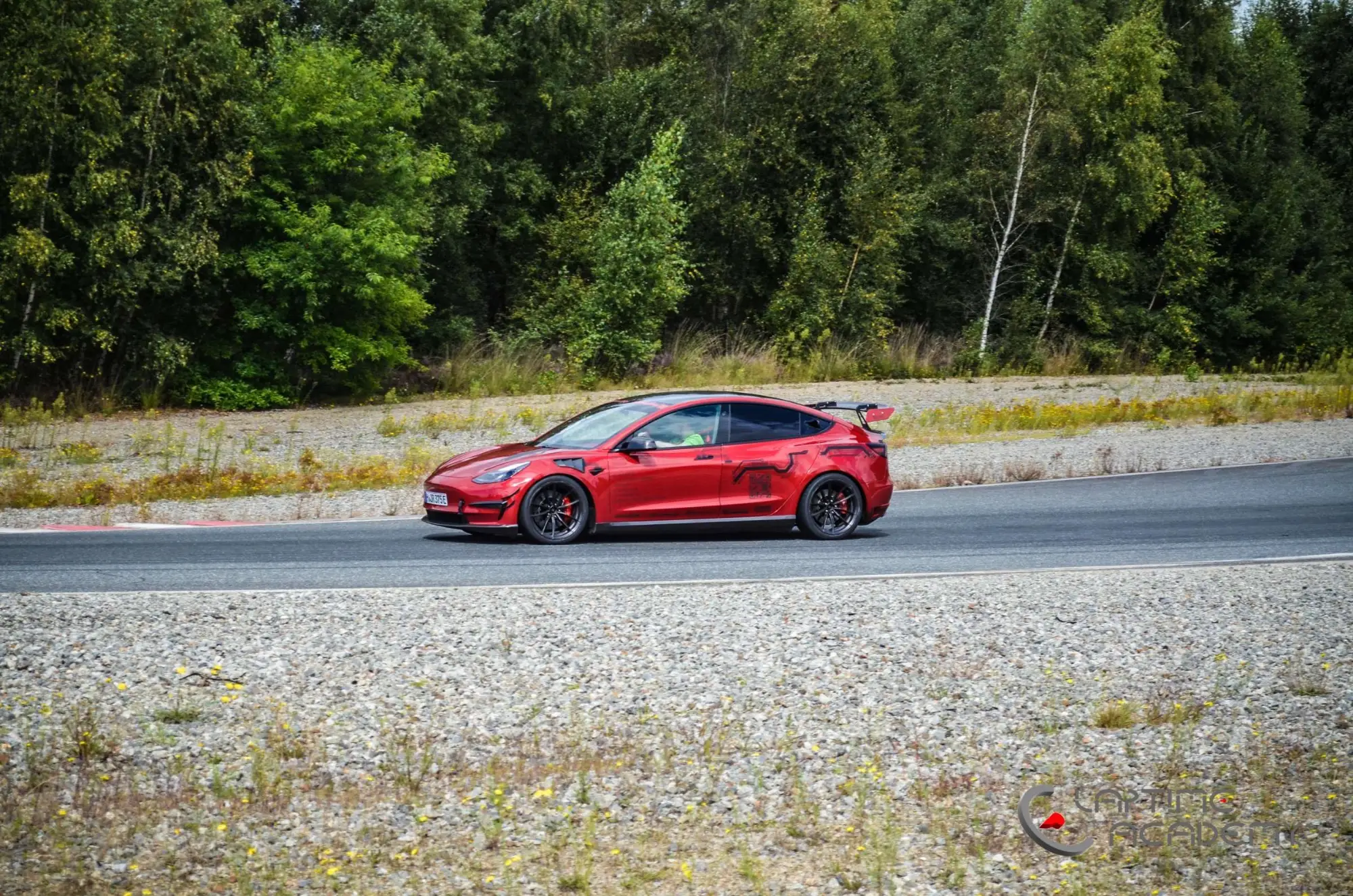 Rotes Tesla Model 3 Performance „Red Devil“ auf der Rennstrecke, Papenburg, 23. August 2025.