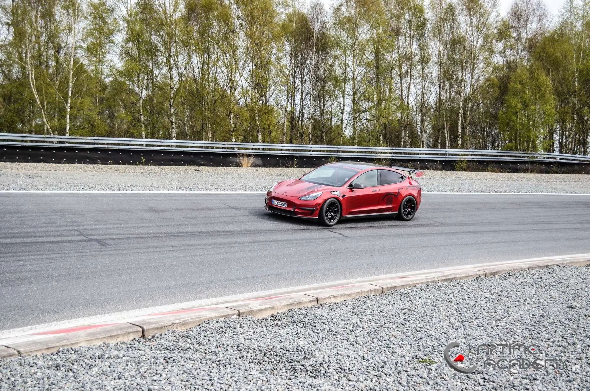 Rotes Tesla Model 3 Performance „Red Devil“ auf der Rennstrecke, Papenburg, 11. April 2026.