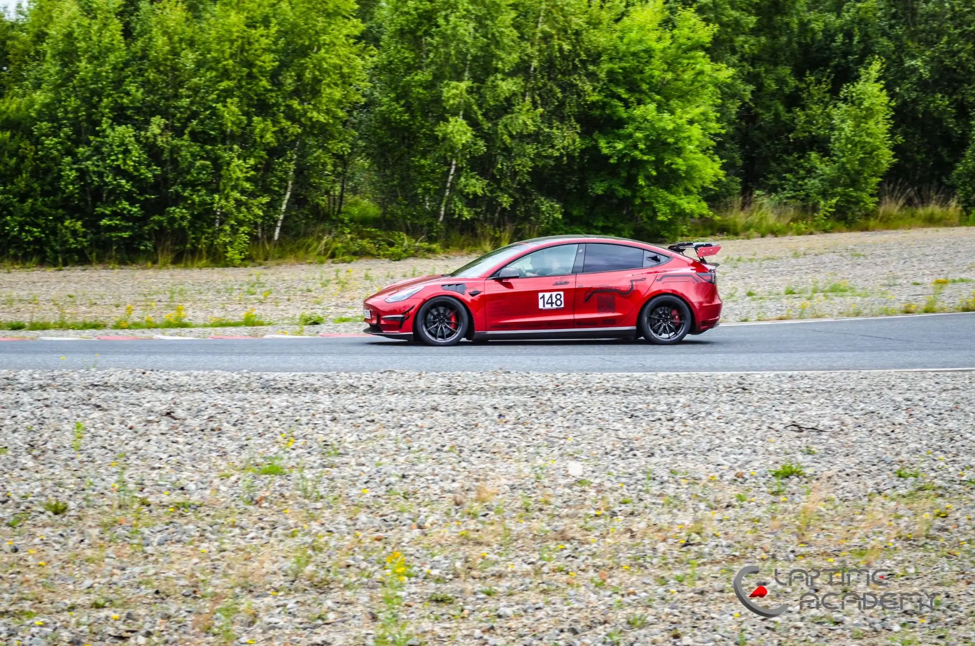 Rotes Tesla Model 3 Performance „Red Devil“ auf der Rennstrecke, Papenburg, 28. Juni 2025.
