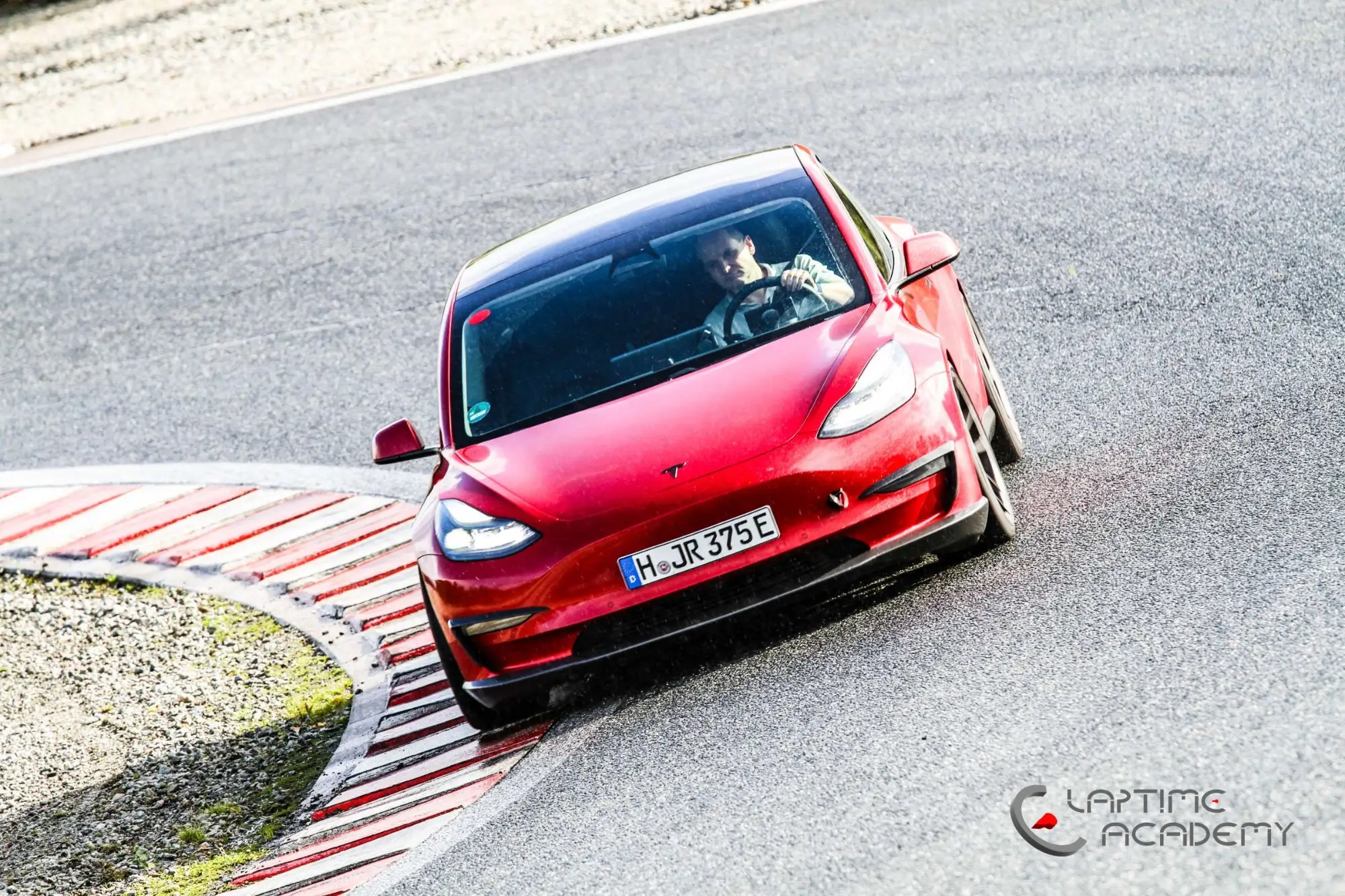 Rotes Tesla Model 3 Performance „Red Devil“ auf der Rennstrecke, Papenburg, 28. September 2024.