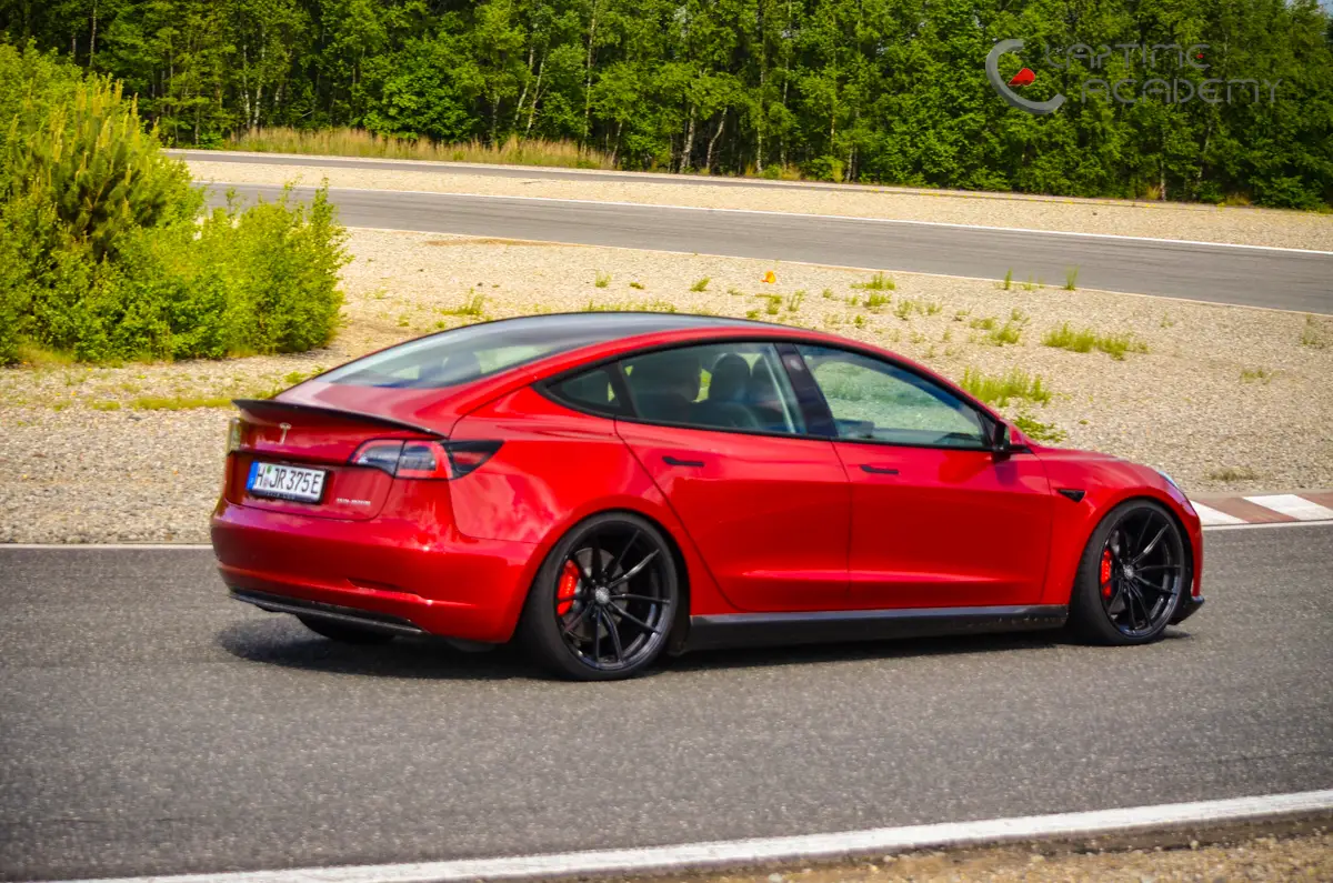 Rotes Tesla Model 3 Performance „Red Devil“ auf der Rennstrecke, Papenburg, 21. Mai 2022.
