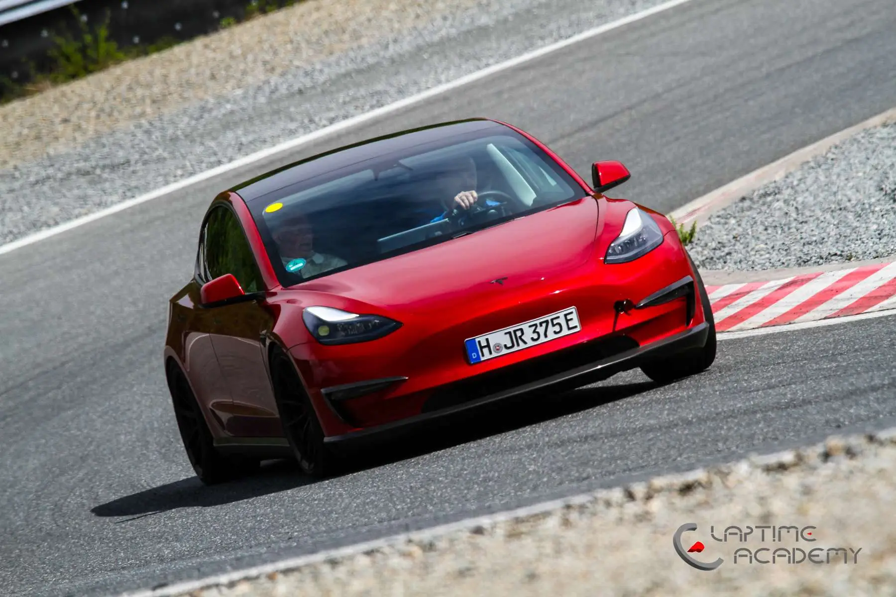 Rotes Tesla Model 3 Performance „Red Devil“ auf der Rennstrecke, Papenburg, 20. April 2024.