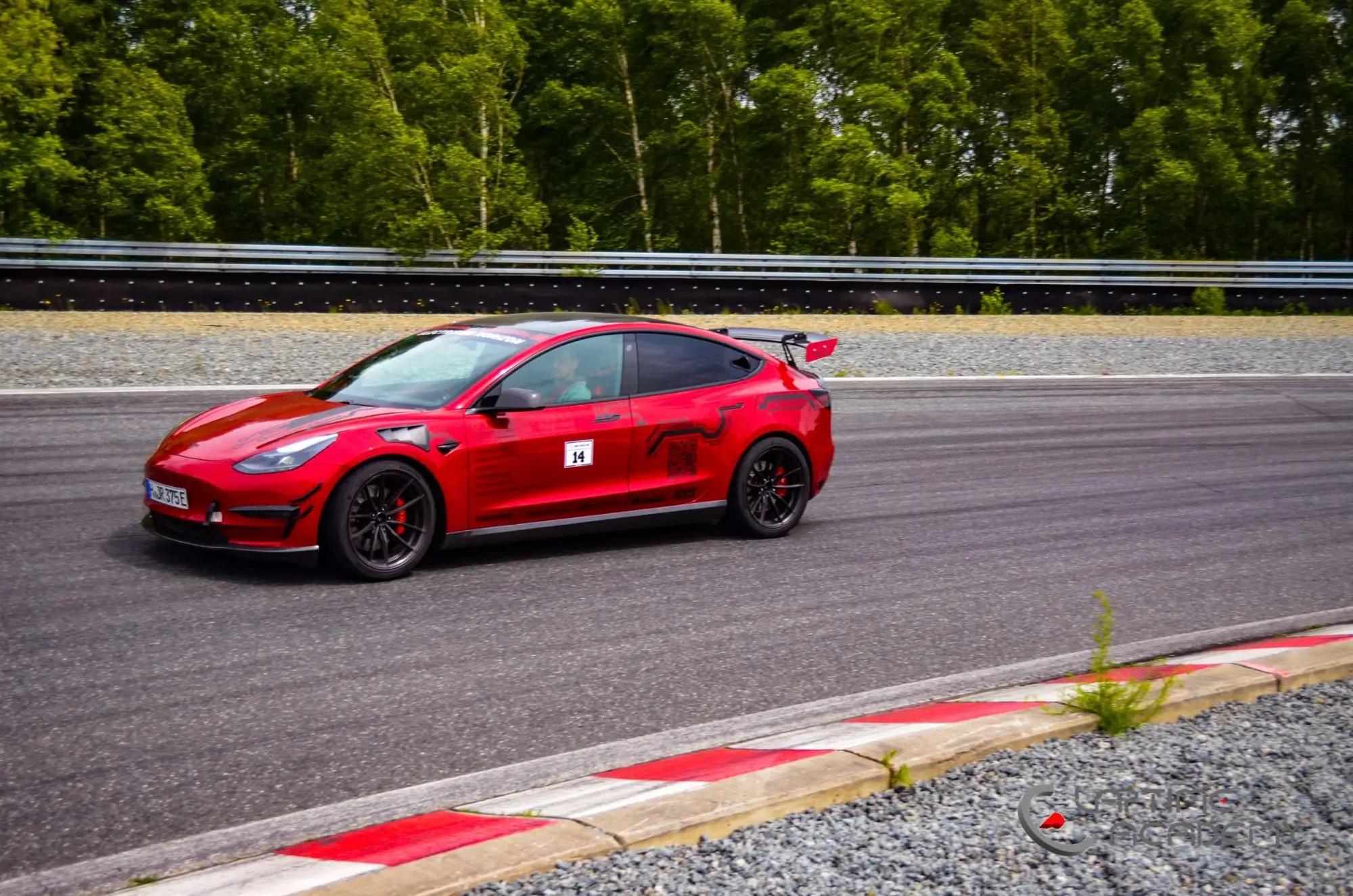 Rotes Tesla Model 3 Performance „Red Devil“ auf der Rennstrecke, Papenburg, 24. Mai 2025.