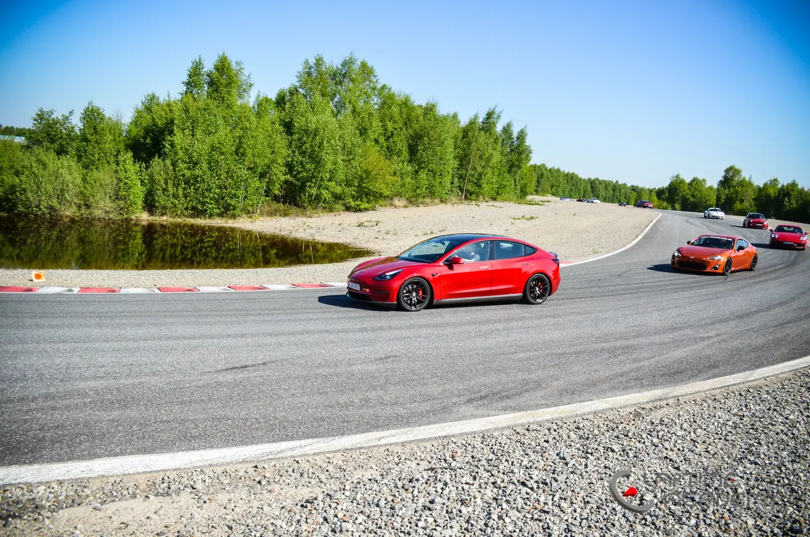 Rotes Tesla Model 3 auf der Rennstrecke, Papenburg, 13. Mai 2023.
