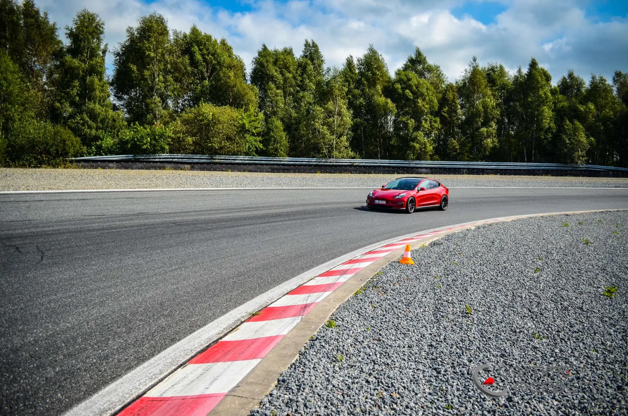 Tesla Model 3 auf der Rennstrecke, Papenburg, 24. August 2024.