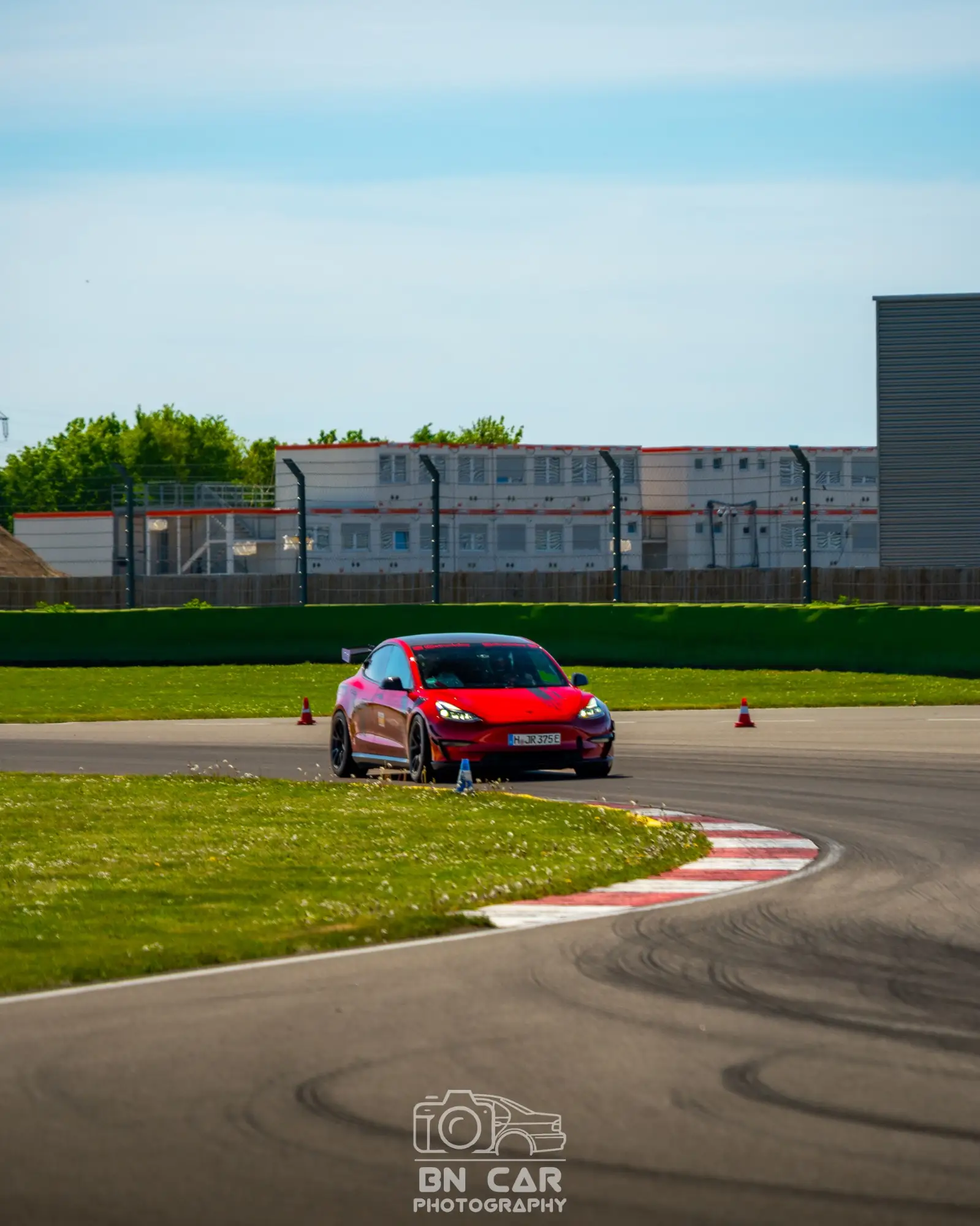 Rotes Tesla Model 3 Performance „Red Devil“ auf der Rennstrecke, Porsche Experience Center Leipzig, 2. Mai 2026.