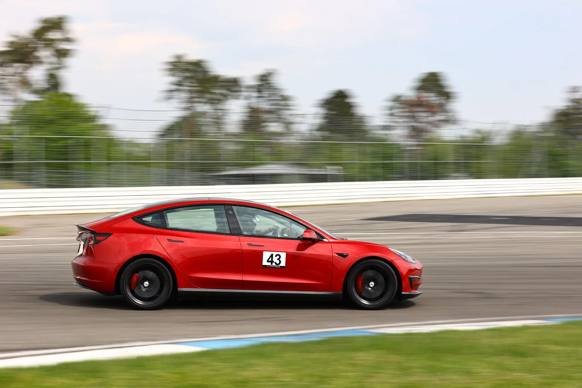 Rotes Tesla Model 3 Performance „Red Devil“ auf der Rennstrecke, Hockenheimring, 22. Mai 2023.