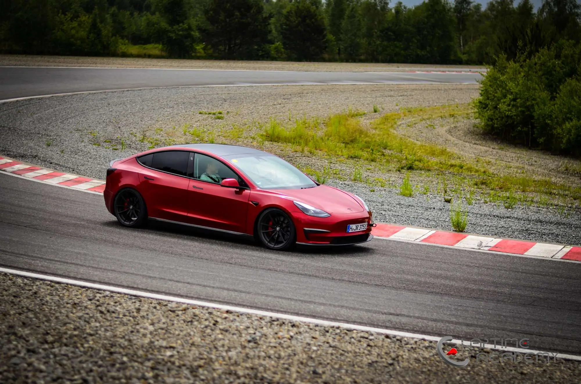 Rotes Tesla Model 3 Performance „Red Devil“ auf der Rennstrecke, Papenburg, 25. Mai 2024.