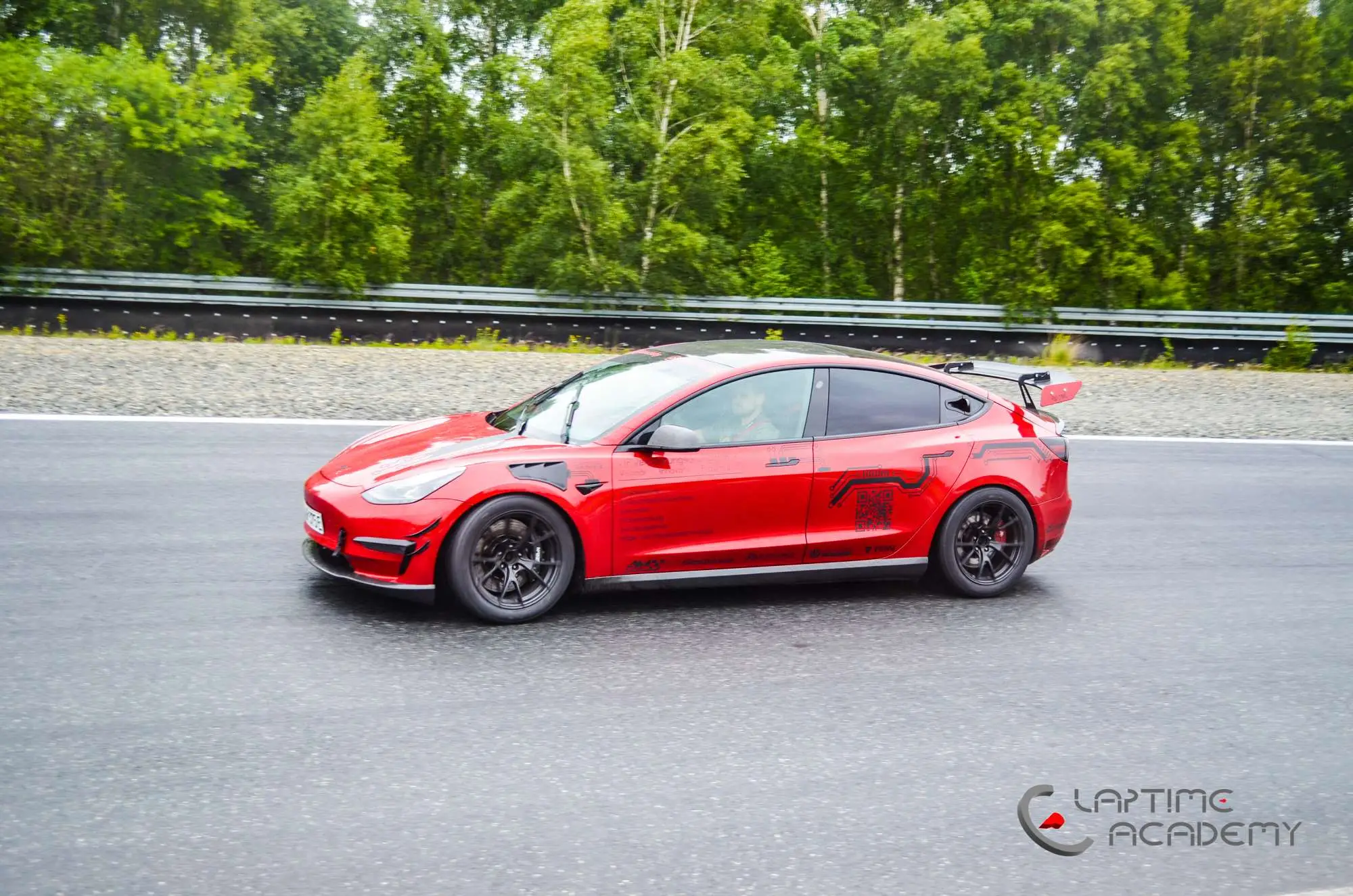 Rotes Tesla Model 3 Performance „Red Devil“ auf der Rennstrecke, Papenburg, 13. Juni 2026.