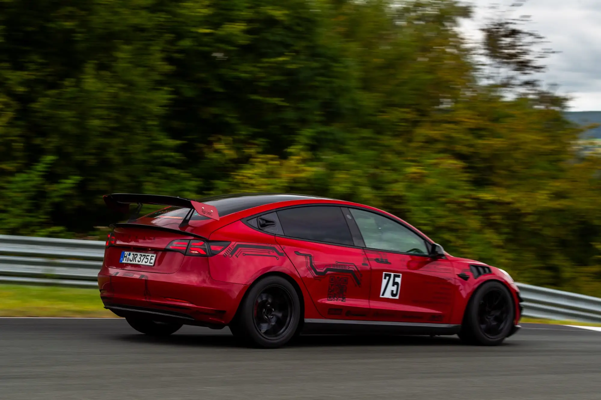 Rotes Tesla Model 3 Performance „Red Devil“ auf der Rennstrecke, Bilster Berg, 30. August 2025.