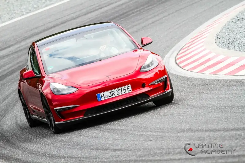 Rotes Tesla Model 3 Performance „Red Devil“ auf der Rennstrecke, Papenburg, 2. September 2023.
