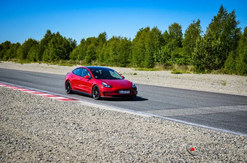 Tesla Model 3 auf der Rennstrecke, Papenburg, 10. Juni 2023.