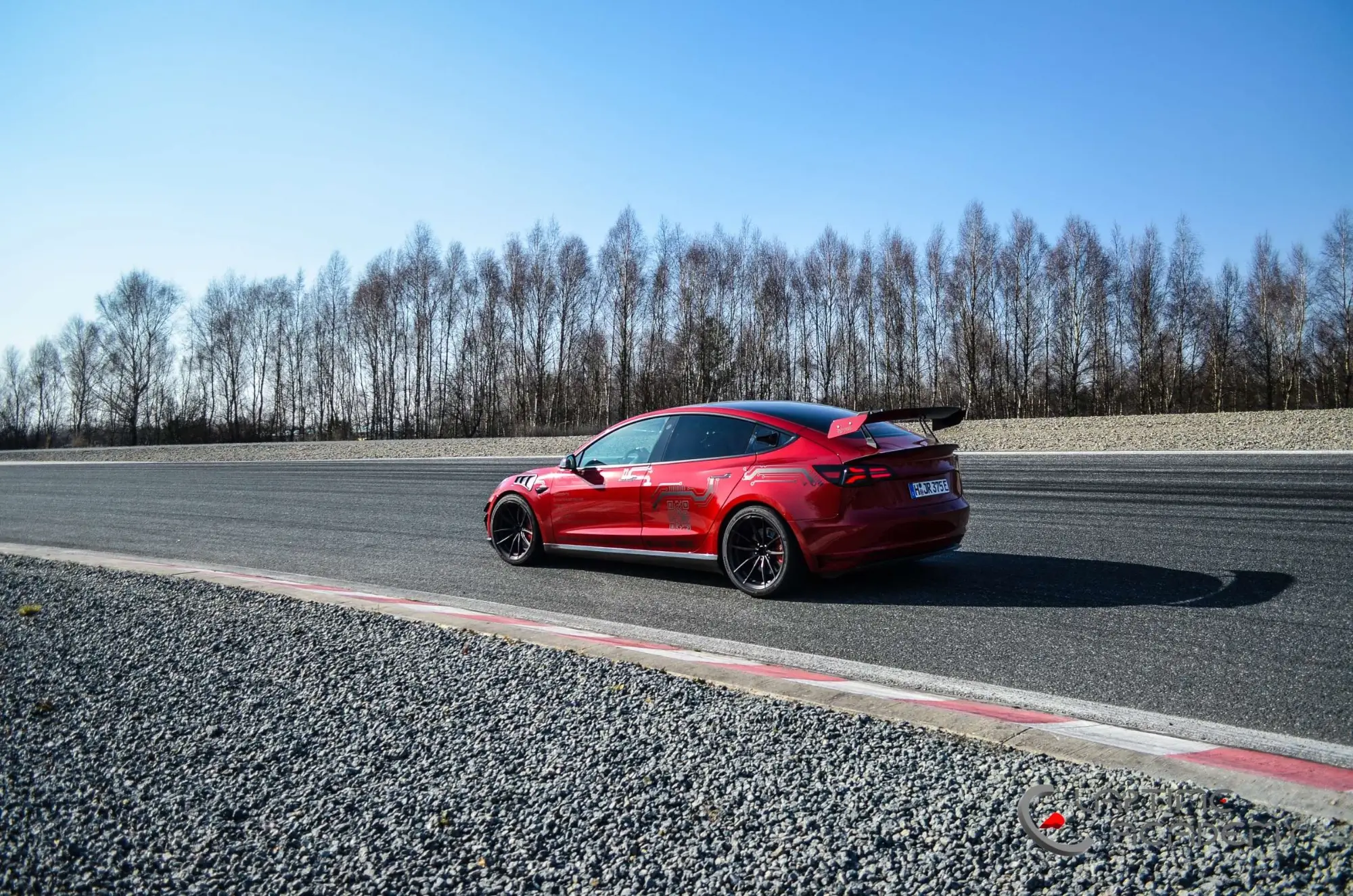 Rotes Tesla Model 3 Performance „Red Devil“ auf der Rennstrecke, Papenburg, 22. März 2025.