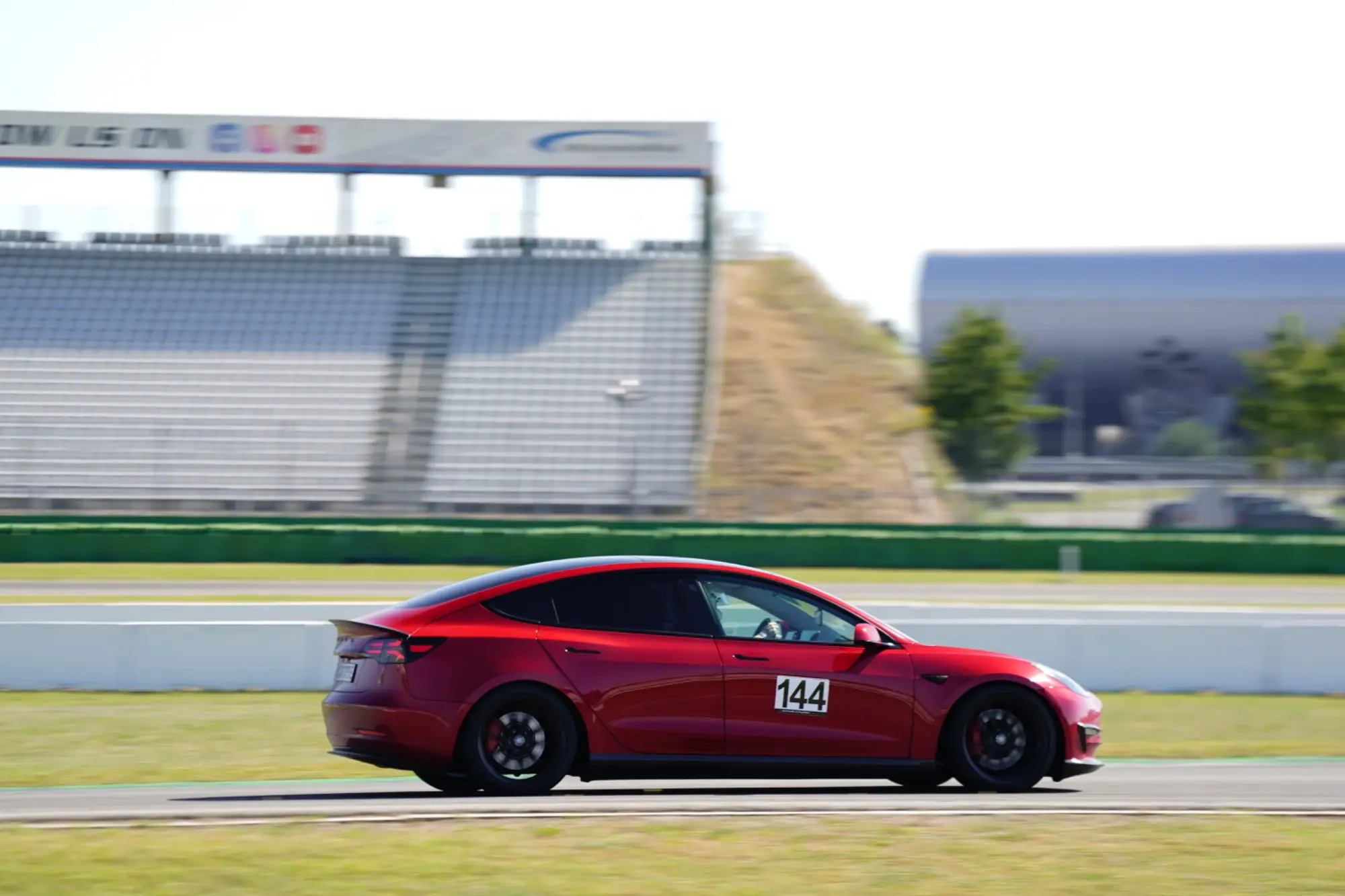 Tesla Model 3 auf der Rennstrecke, Hockenheimring, 10. Juni 2024.