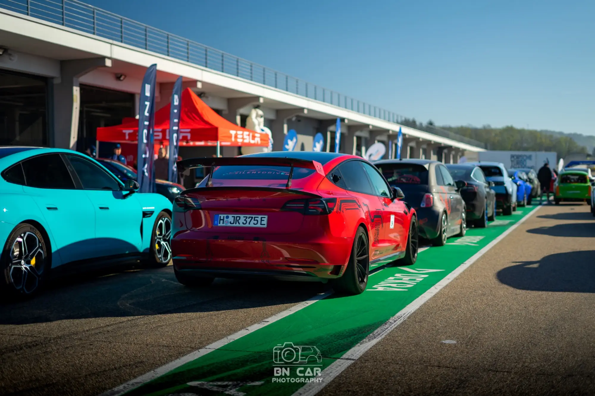 Rotes Tesla Model 3 Performance „Red Devil“, geparkt im Fahrerlager, Sachsenring, 26. April 2025. Foto: Ben Neumann.