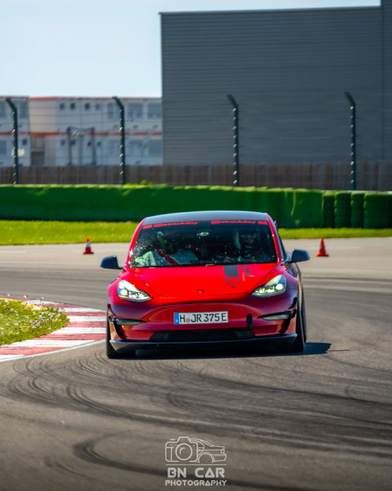 Rotes Tesla Model 3 Performance „Red Devil“ auf der Rennstrecke, Porsche Experience Center Leipzig, 2. Mai 2026.