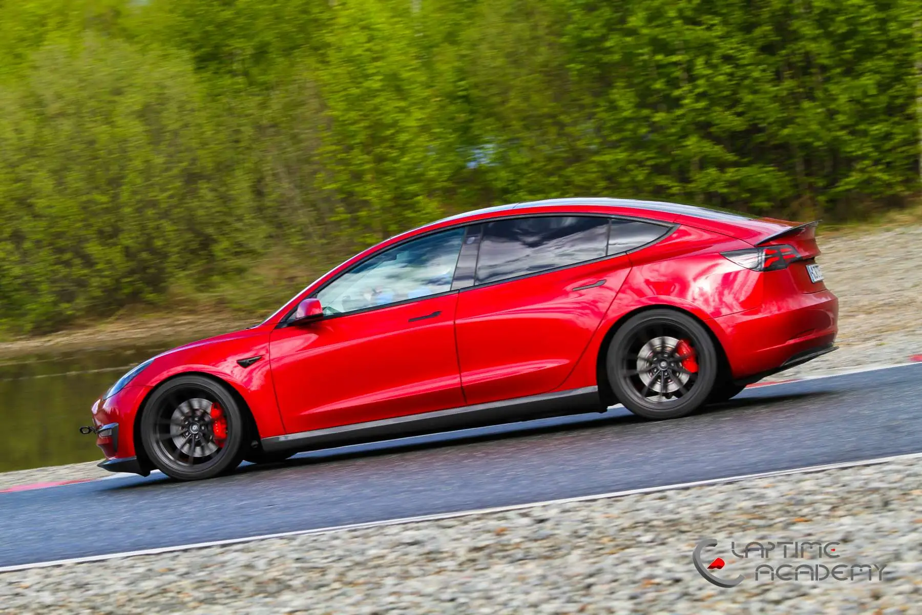 Rotes Tesla Model 3 Performance „Red Devil“ auf der Rennstrecke, Papenburg, 20. April 2024.