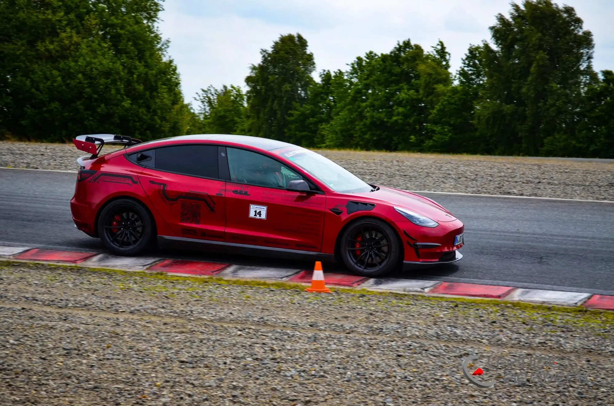 Rotes Tesla Model 3 Performance „Red Devil“ auf der Rennstrecke, Papenburg, 24. Mai 2025.
