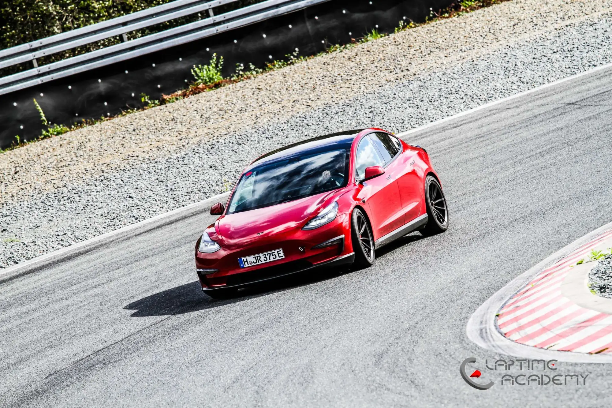 Rotes Tesla Model 3 Performance „Red Devil“ auf der Rennstrecke, Papenburg, 28. September 2024.