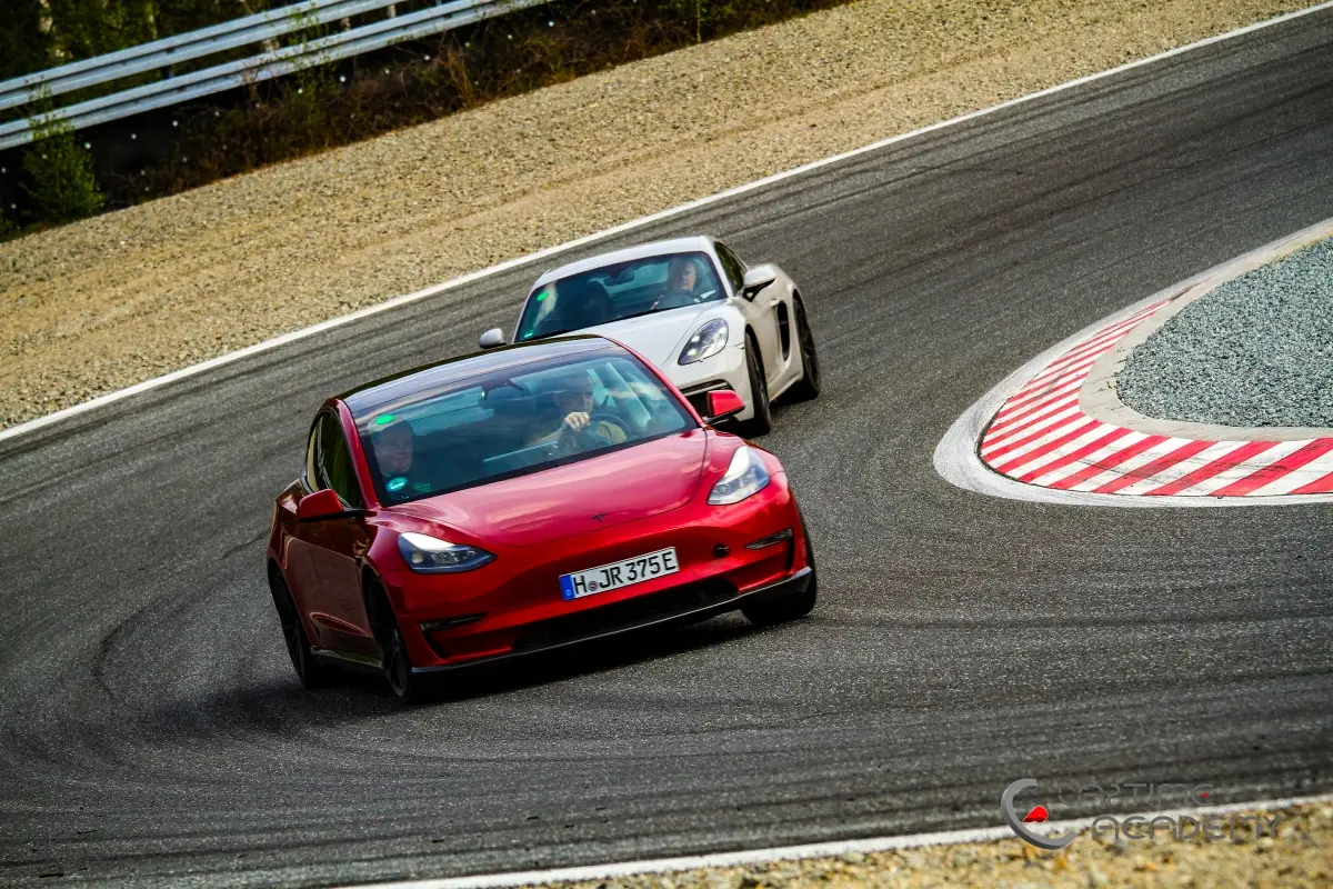 Rotes Tesla Model 3 Performance „Red Devil“ auf der Rennstrecke, Papenburg, 22. April 2023.