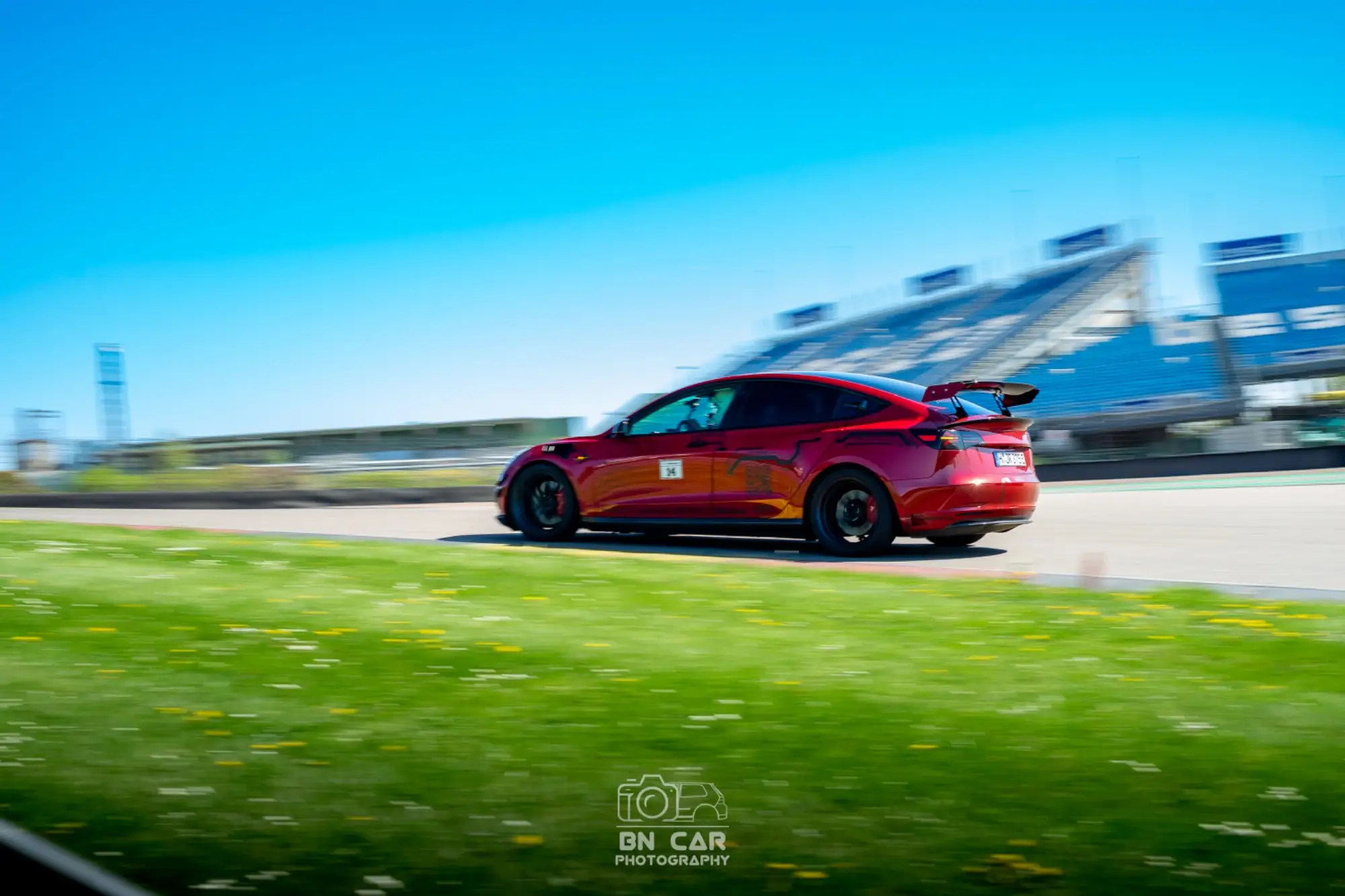Tesla Model 3 auf der Rennstrecke, Sachsenring, 26. April 2025. Foto: Ben Neumann.