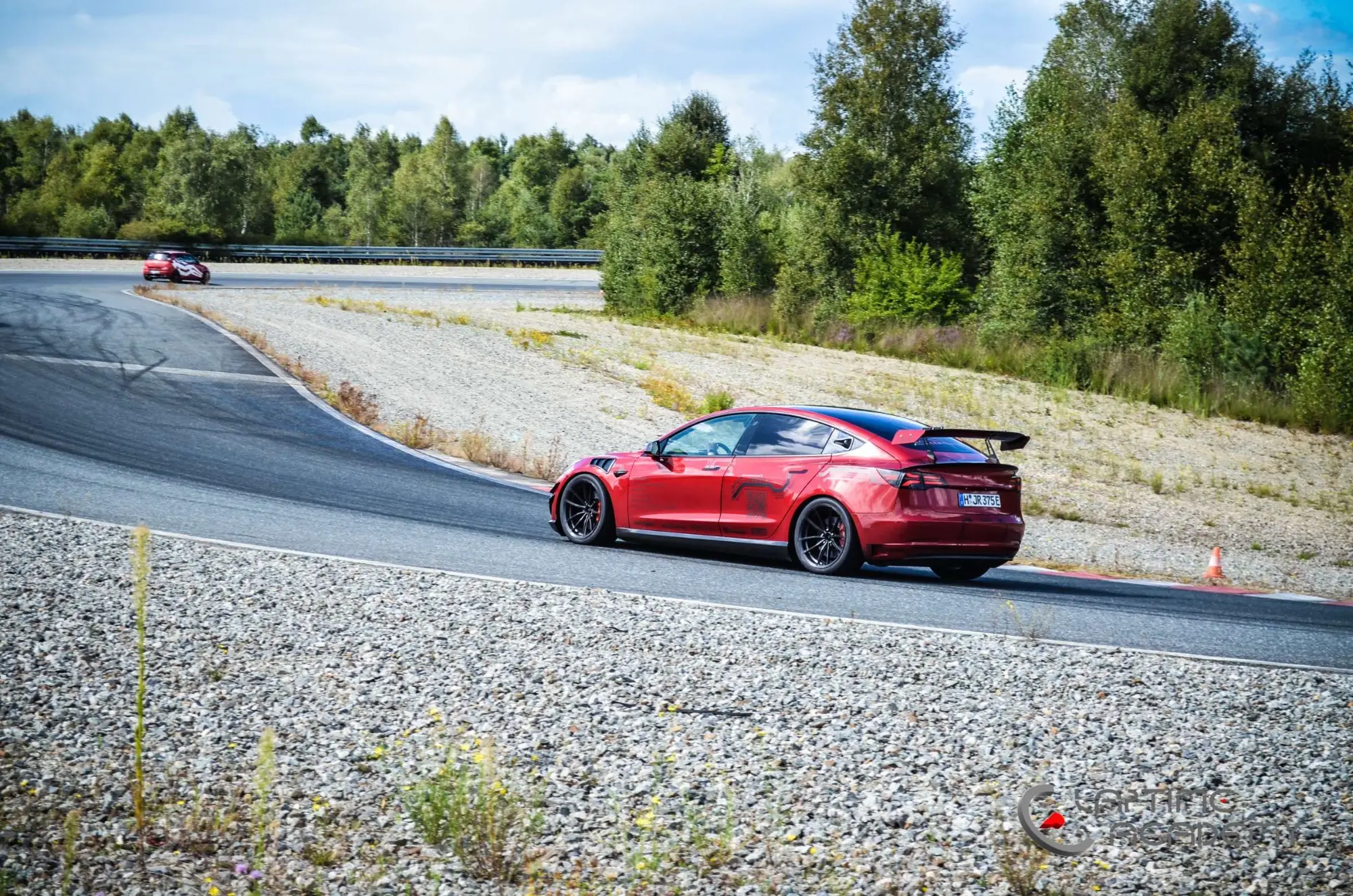 Rotes Tesla Model 3 Performance „Red Devil“ auf der Rennstrecke, Papenburg, 23. August 2025.