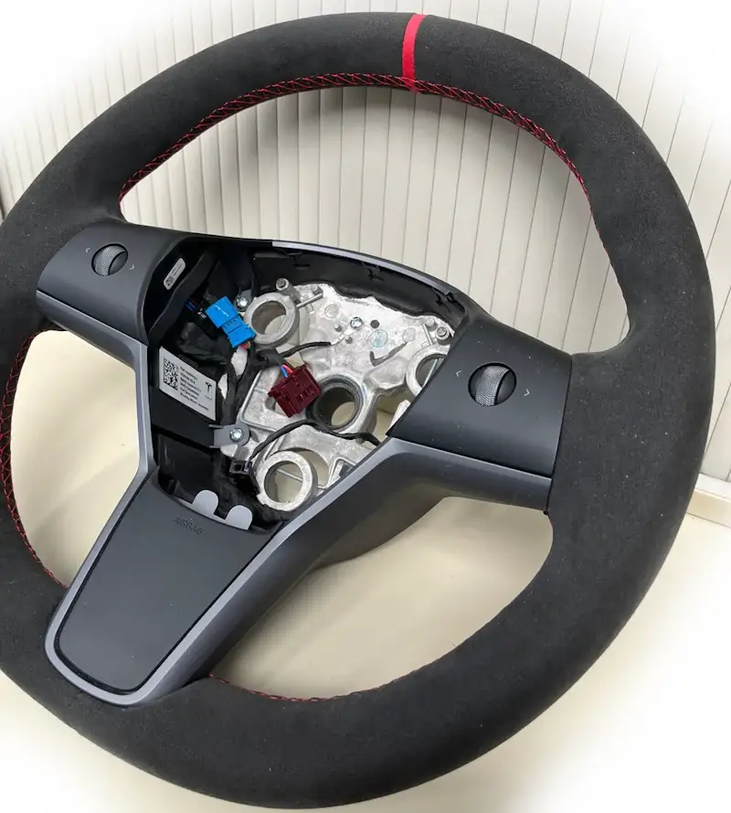 Lenkrad in Alcantara mit roter 12-Uhr-Markierung und roten Nähten, noch ohne Airbag.