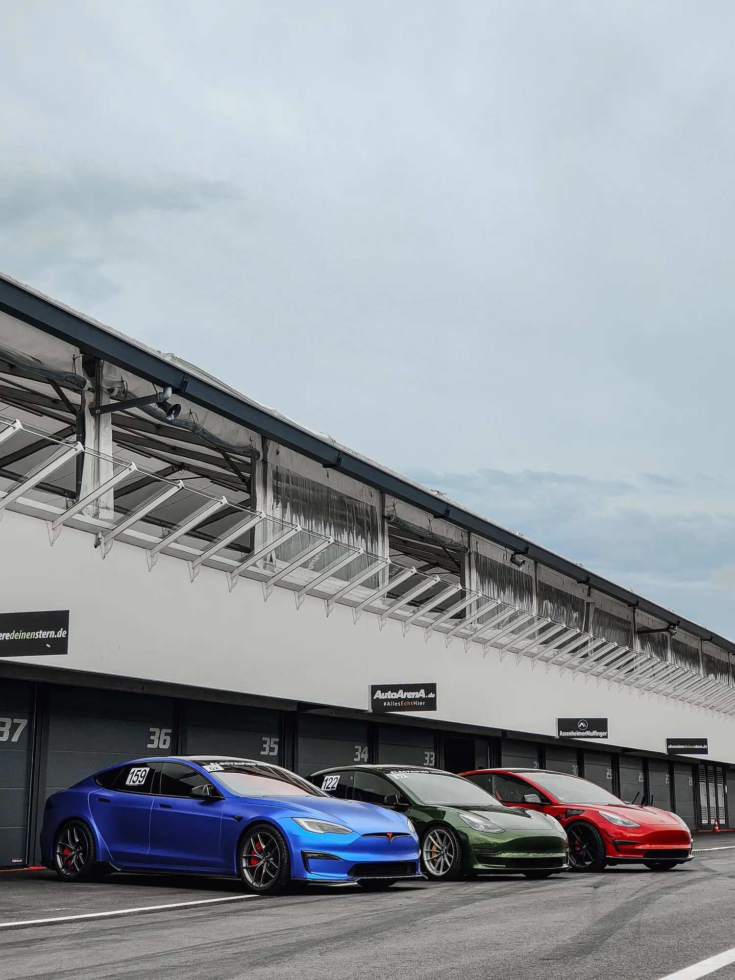 Drei Tesla vor den Boxen, Hockenheimring, 2. Juni 2025.
