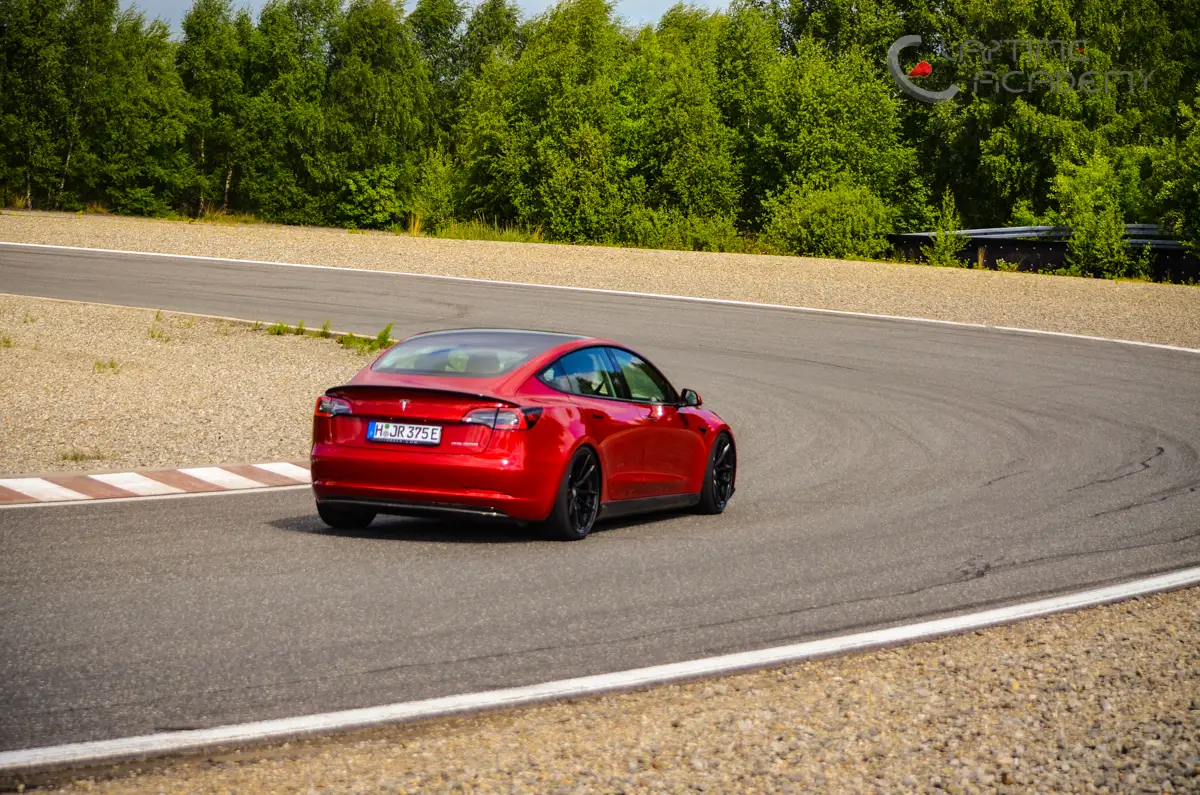 Rotes Tesla Model 3 Performance „Red Devil“ auf der Rennstrecke, Papenburg, 21. Mai 2022.