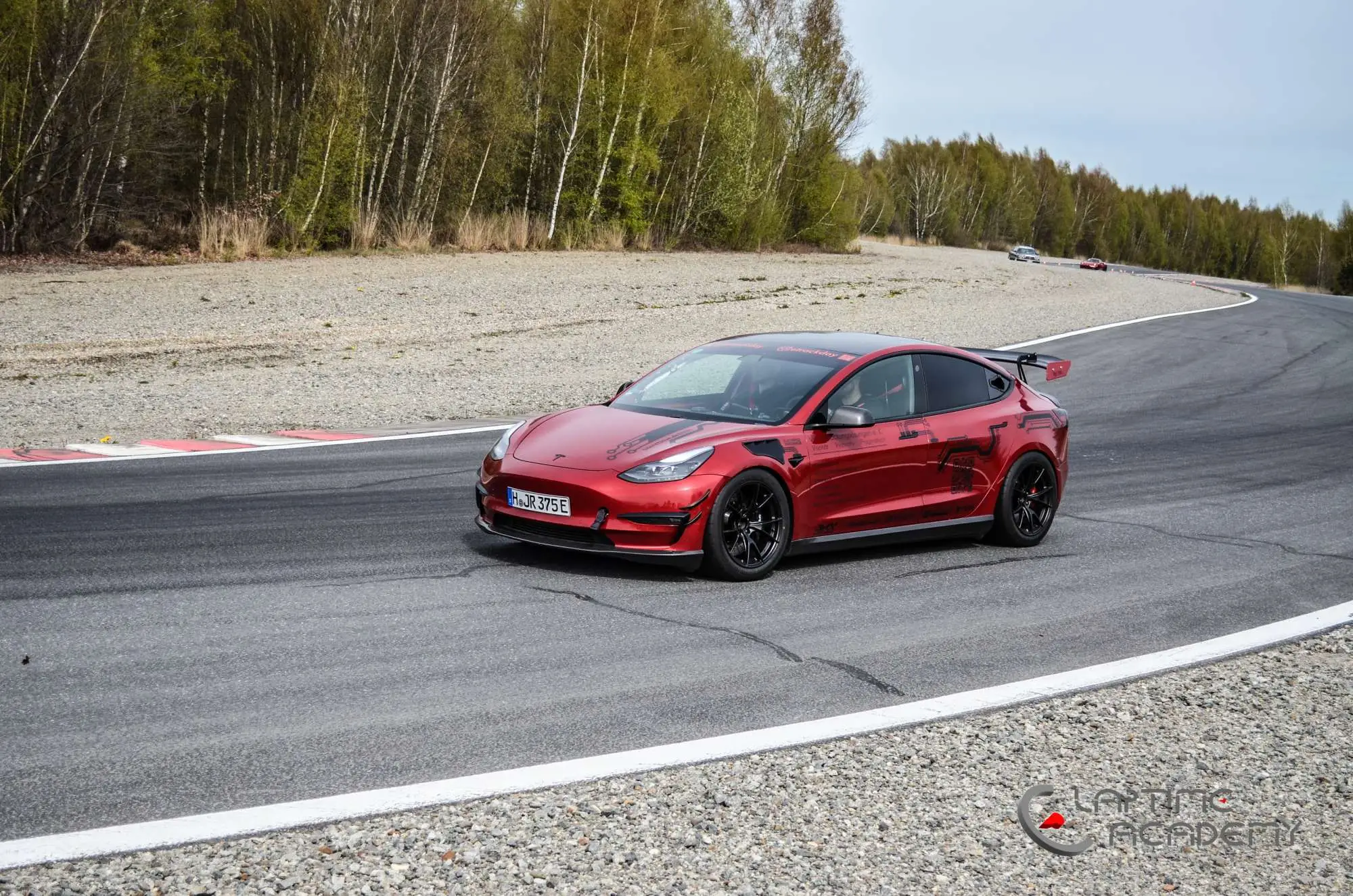 Rotes Tesla Model 3 Performance „Red Devil“ auf der Rennstrecke, Papenburg, 11. April 2026.