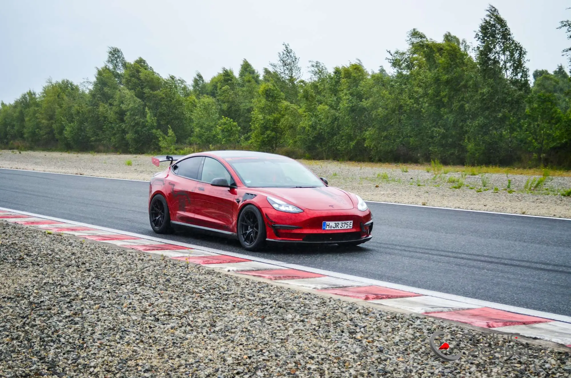 Rotes Tesla Model 3 Performance „Red Devil“ auf der Rennstrecke, Papenburg, 13. Juni 2026.